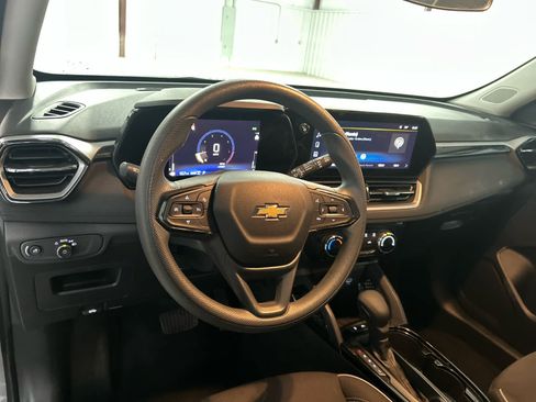 Used 2025 Chevrolet TrailBlazer LT AWD/4WD image 13