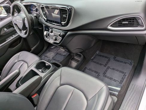 Used 2025 Chrysler Pacifica Select image 32