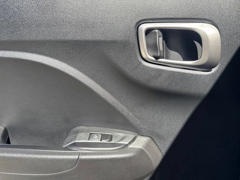 Certified 2025 Hyundai Venue SEL FWD image 18