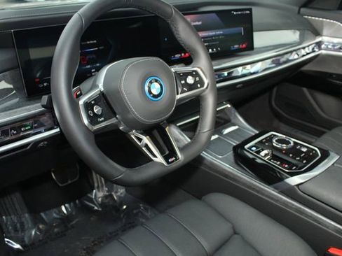 Used 2025 BMW i7 xDrive60 image 13