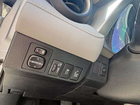 Used 2014 Toyota RAV4 Limited w/ Technology Package FWD image 27