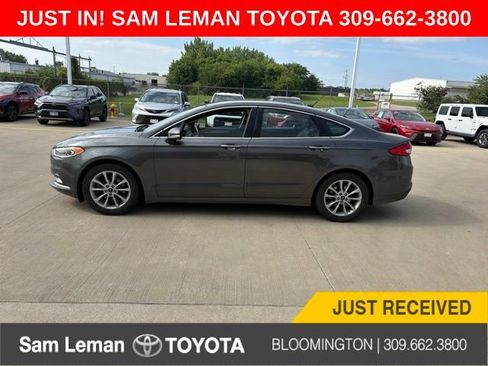Used 2017 Ford Fusion SE w/ Fusion SE Technology Package FWD image 1