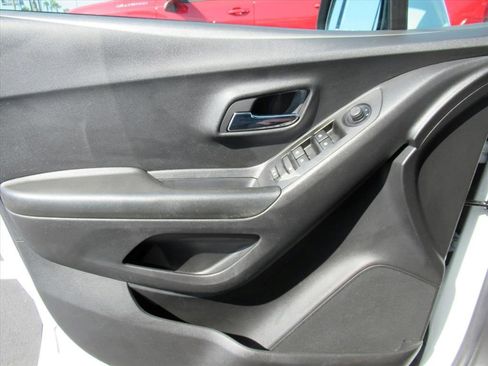 Certified 2022 Chevrolet Trax LT w/ LT Convenience Package image 16