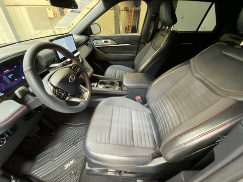 Used 2025 Ford Explorer ST-Line image 23
