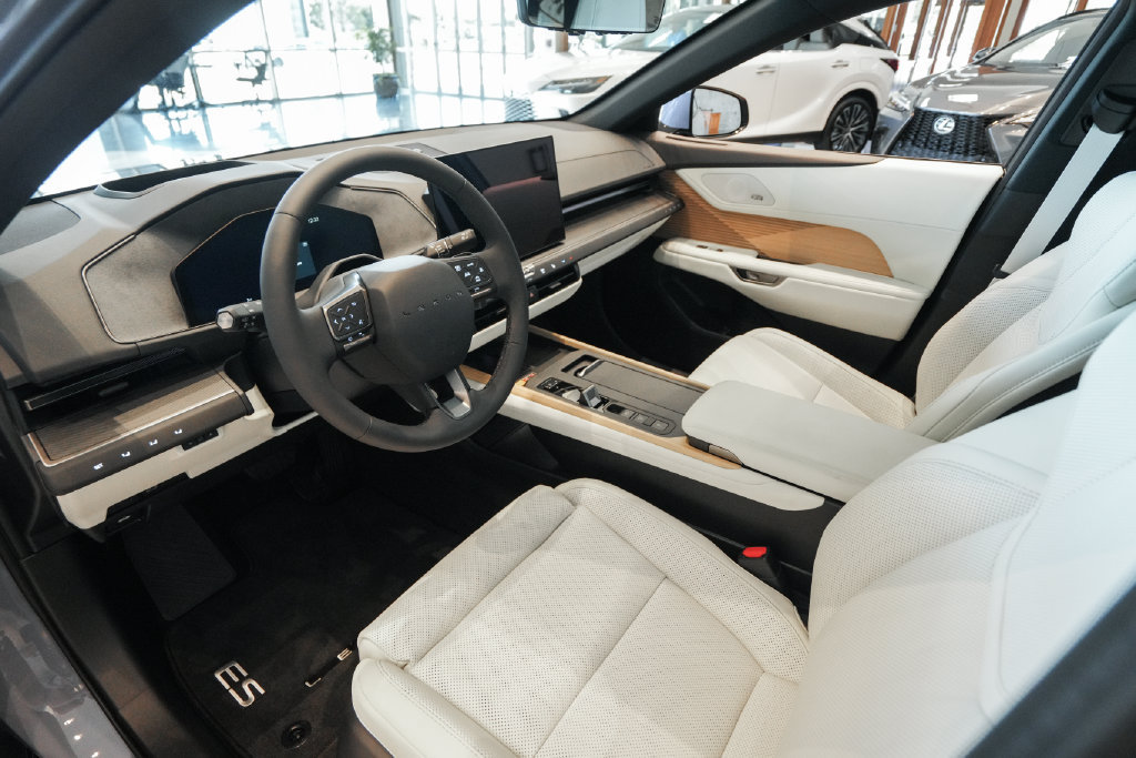 New 2026 Lexus ES 350e w/ Accessory Package (Z1) FWD image 9