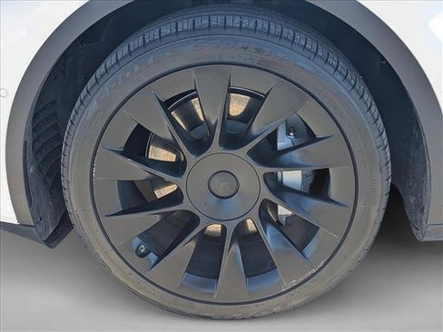 Used 2021 Tesla Model Y Long Range image 10