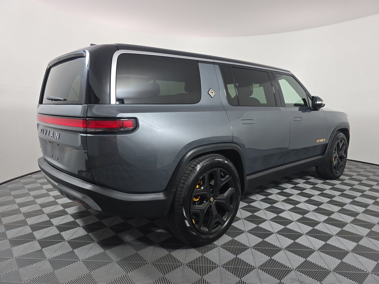 Used 2022 Rivian R1S Launch Edition Quad AWD/4WD image 5