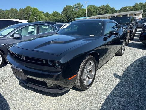 Used 2015 Dodge Challenger SXT RWD image 1