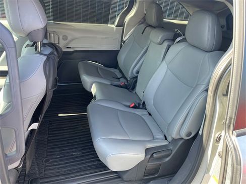 Used 2022 Toyota Sienna XLE image 18