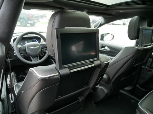 Used 2024 Chrysler Pacifica Premium FWD image 37