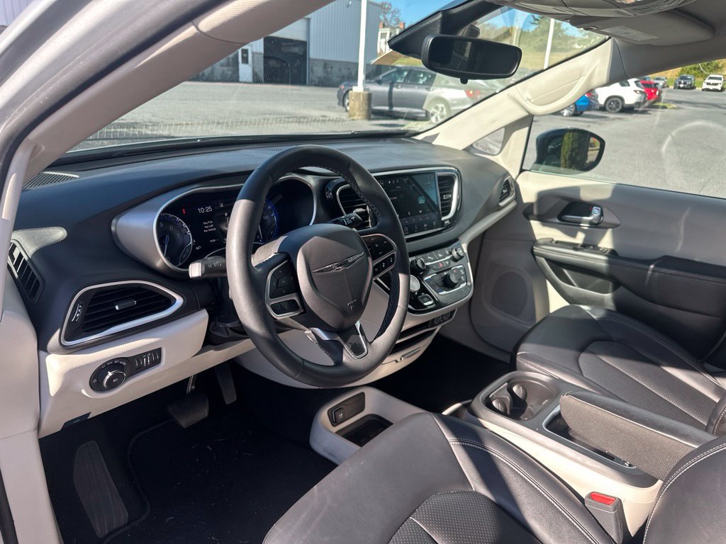 Used 2024 Chrysler Pacifica Touring-L FWD image 19
