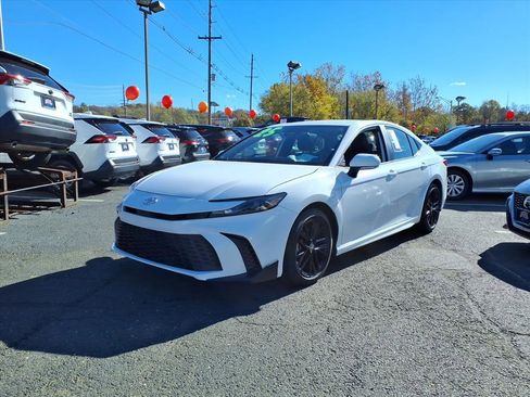 Certified 2025 Toyota Camry SE image 3