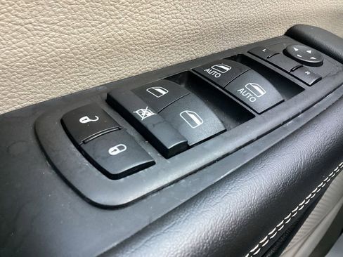 Used 2024 Chrysler Pacifica Touring-L FWD image 26