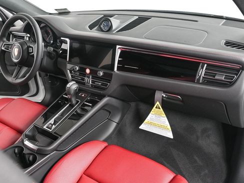 Certified 2025 Porsche Macan image 24