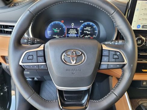 Certified 2024 Toyota Highlander Platinum AWD/4WD image 28