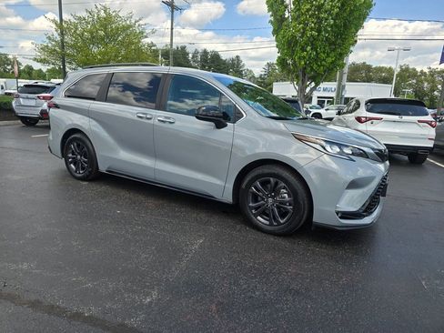 Used 2024 Toyota Sienna XSE w/ XSE Plus Package AWD/4WD image 8