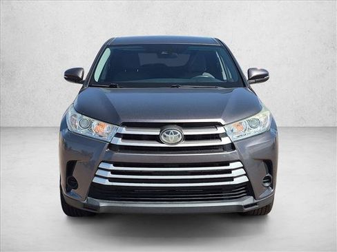 Used 2019 Toyota Highlander LE FWD image 2