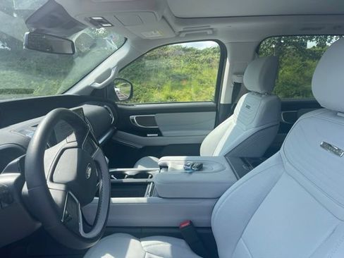 Used 2025 Ford Expedition Max Platinum w/ Platinum Ultimate Package AWD/4WD image 12