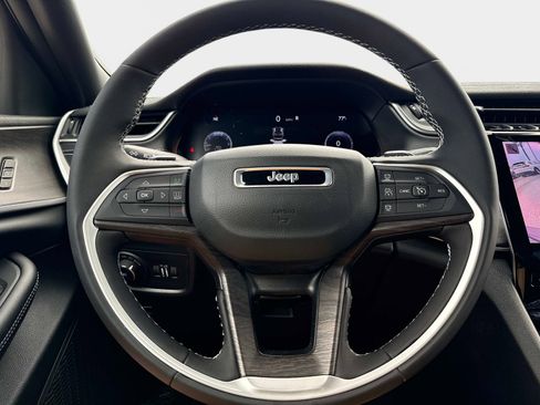 Used 2025 Jeep Grand Cherokee Limited image 27