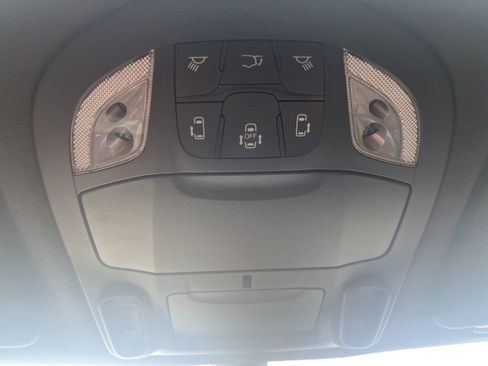 Used 2025 Chrysler Pacifica Limited image 15