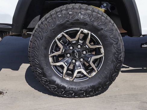 Used 2024 Chevrolet Colorado ZR2 w/ Technology Package AWD/4WD image 10