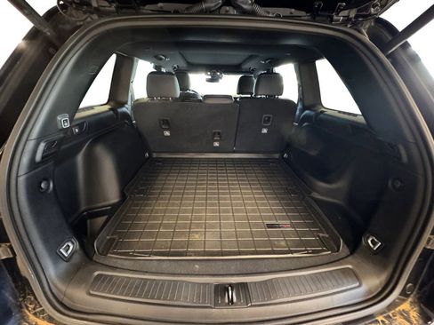 Used 2024 Jeep Grand Cherokee Limited w/ Luxury Tech Group II image 19