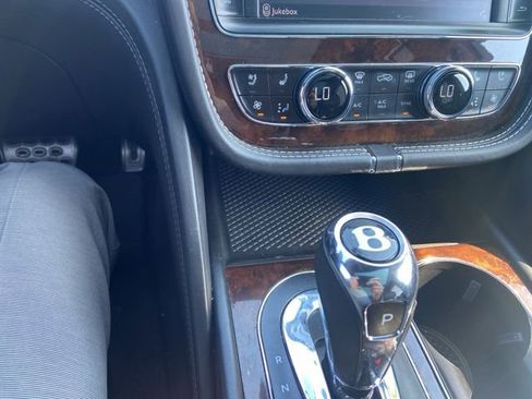 Used 2018 Bentley Bentayga image 11
