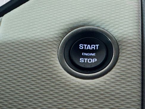 Used 2024 Land Rover Discovery Dynamic SE image 19