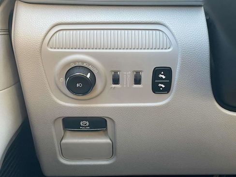 Certified 2024 Jeep Wagoneer L Series II w/ Flexible Seating Group image 30