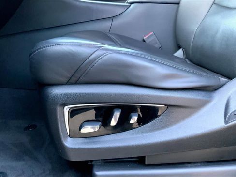Used 2020 Cadillac Escalade Premium Luxury RWD image 32