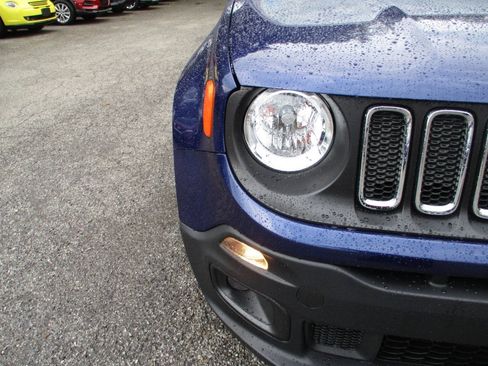 Used 2017 Jeep Renegade Altitude FWD image 25