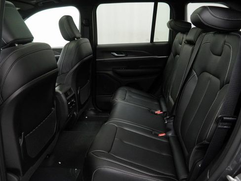 New 2025 Jeep Grand Cherokee Limited image 17