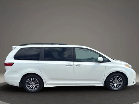 Used 2019 Toyota Sienna XLE image 4