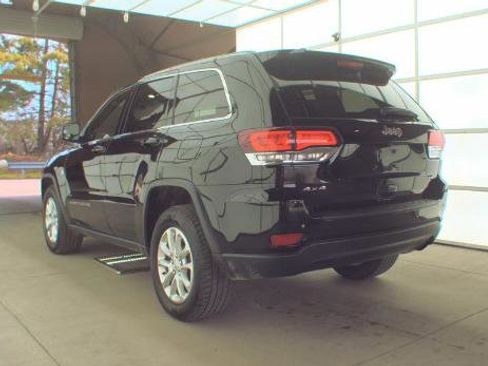 Used 2022 Jeep Grand Cherokee Laredo X AWD/4WD image 3