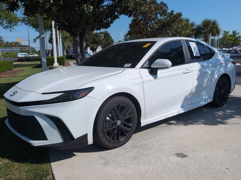 Certified 2025 Toyota Camry SE image 5