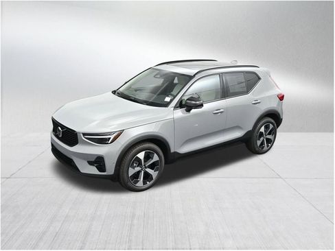 New 2026 Volvo XC40 B5 Plus w/ Protection Package Premier AWD/4WD image 13