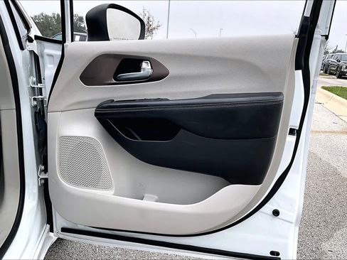 Used 2021 Chrysler Voyager Lxi image 22