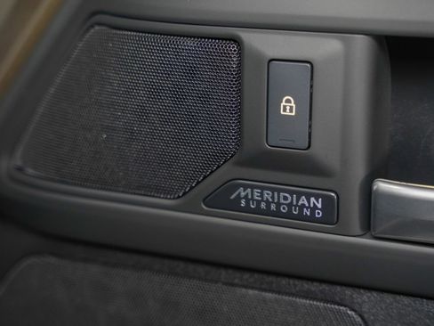 Used 2025 Land Rover Defender 110 X-Dynamic SE image 46