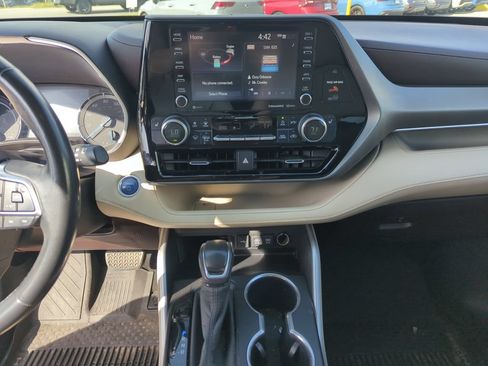 Used 2020 Toyota Highlander XLE FWD image 25
