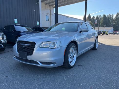 Used 2019 Chrysler 300 Touring image 3