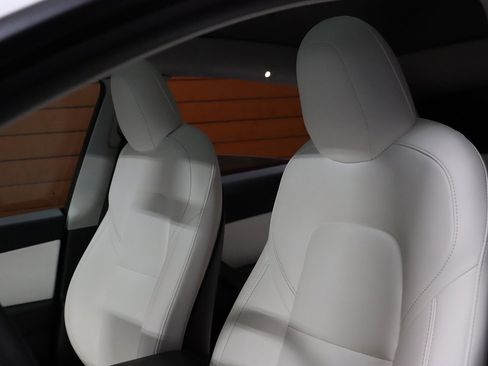 Used 2022 Tesla Model Y Long Range image 38