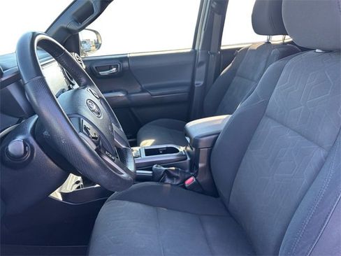 Used 2020 Toyota Tacoma TRD Sport image 9