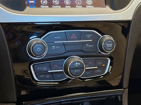 Used 2023 Chrysler 300 Touring L image 9