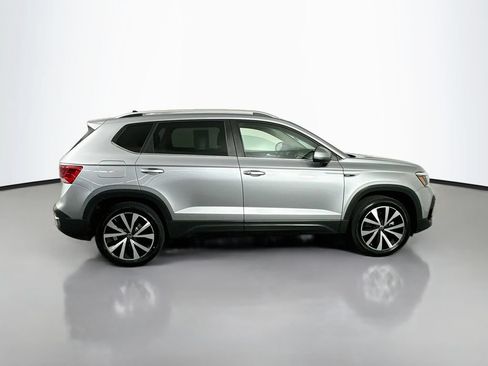 Used 2022 Volkswagen Taos SE w/ Panoramic Sunroof Package FWD image 9