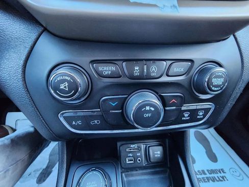 Used 2016 Jeep Cherokee Latitude w/ Cold Weather Group image 21