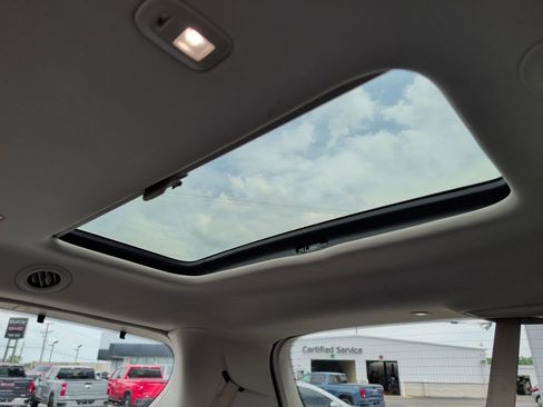 Used 2018 Chrysler Pacifica Limited FWD image 23