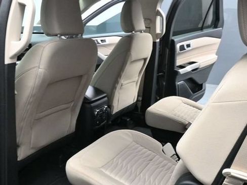 Used 2021 Ford Explorer XLT AWD/4WD image 12