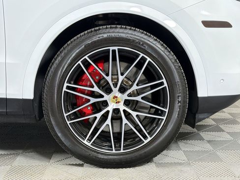 Certified 2024 Porsche Cayenne S AWD/4WD image 14
