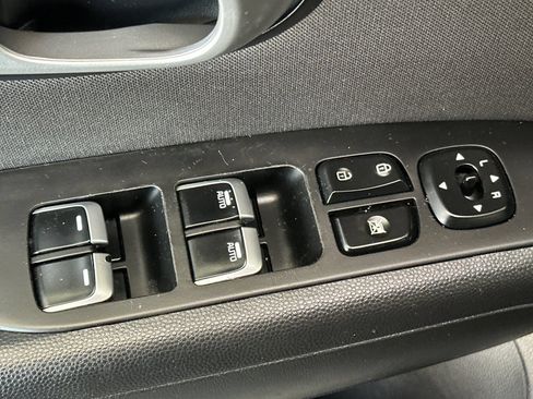 Used 2019 Kia Soul + FWD image 12
