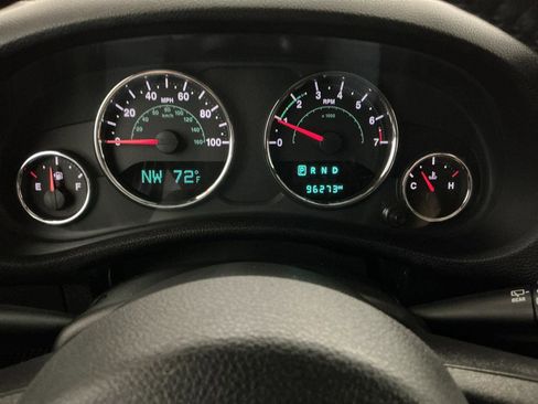 Used 2017 Jeep Wrangler Unlimited Sahara w/ Connectivity Group AWD/4WD image 15